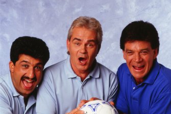 Andy Paschalidis, Les Murray et Johnny Warren étaient les visages de la couverture du football SBS à ses débuts, et ont accueilli ensemble On The Ball - le prédécesseur de The World Game.