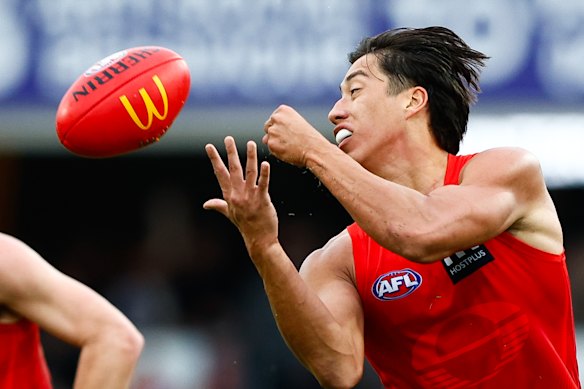 Gold Coast’s Alex Davies dishing off a handpass.