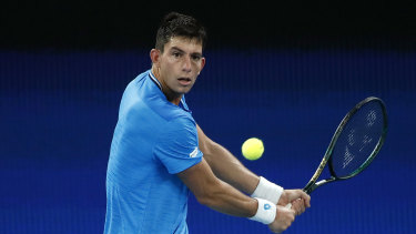 Michail Pervolarakis de Grèce lors d'un match ATP Tour contre Pablo Carreno Busta d'Espagne le 5 février. 