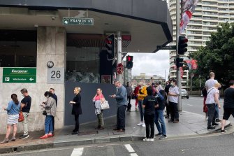 The line of voters at the Francis Street polling booth in the city, less than two hours before polling booths close in the City of Sydney council elections. 