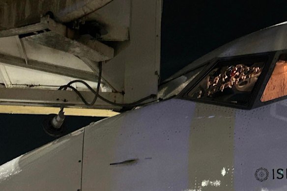 The damaged left windscreen on the Fiji Airways 737.
