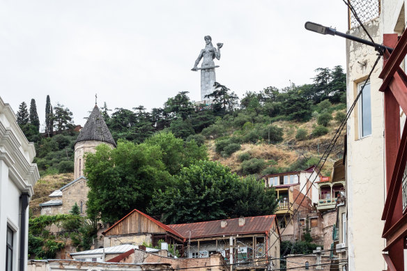 Dependiendo de la carida: la madre de Georgia.