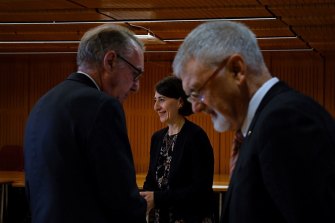 Le Premier ministre de la Nouvelle-Galles du Sud, Gladys Berejiklian, avec David Gonski AC (à gauche) et le professeur Peter Shergold AC (à droite).