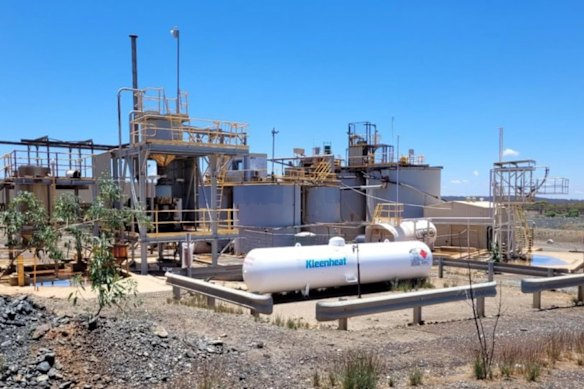 Auric Mining has picked up the keys to the 180,000 tonne per annum Burbanks gold plant, 10 kilometres south of Coolgardie in Western Australia.