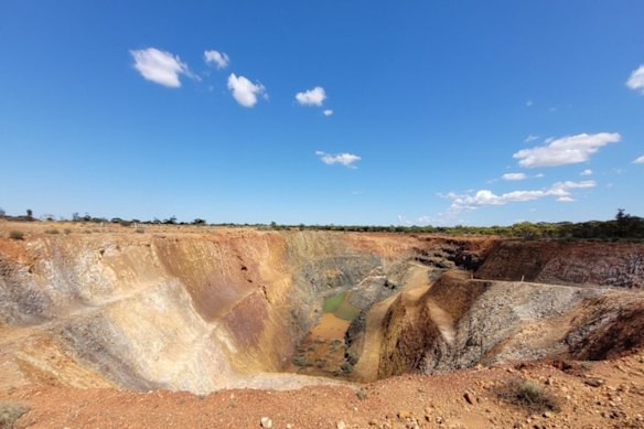 Auric Mining’s newest Parrots Feather deposit in Western Australia has been purchased off Top Global Mining.