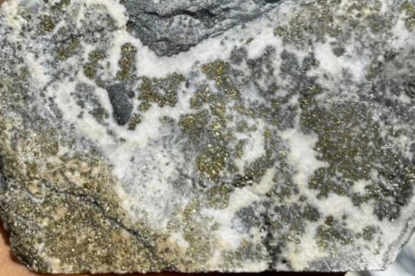 Core from Strickland Metals’ Kotlovi prospect showing skarn-hosted gold mineralisation with disseminated pyrite and carbonate veins from 349.4 metres downhole and assaying 4.4g/t gold.