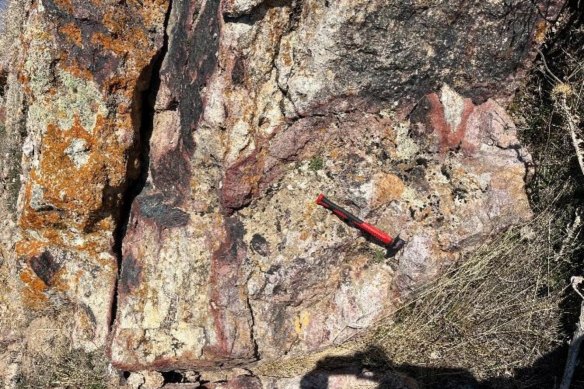 A litho-cap identified at the Zholbars prospect, one of three base metal-gold anomalies at Sarytogan’s new Kopa project in Kazakhstan. 
