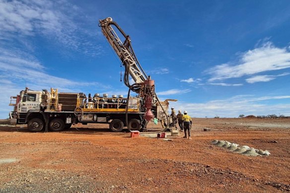 Star Minerals has kicked off extensional and infill drilling at its Tumblegum South gold project, 40km south of Meekatharra in Western Australia.