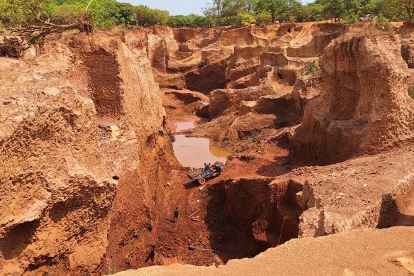 Aurum’s Resources’ extensive artisanal open pit gold workings point to deeper treasures which now form the basis for a new gold mining project.