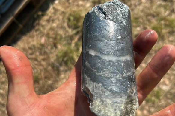 Dart Mining discovered a 0.6 metre massive sulphide antimony-stibnite hit from a depth of 42m, estimated at 70 per cent antimony, from its latest drilling program at the Coonbambula antimony-gold project in southeast Queensland.