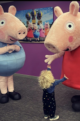 Wilfred Johnson, fils du Premier ministre britannique Boris Johnson et Carrie Johnson en visite cette semaine à Peppa Pig World.