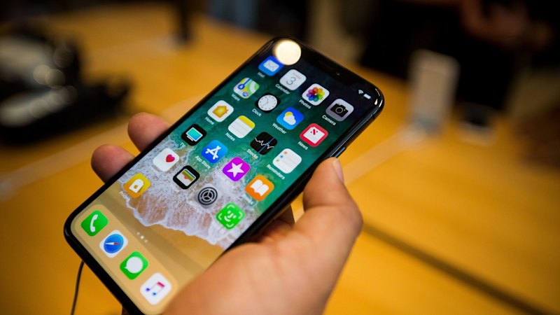 Apple update leaves users unable to make calls, including to Triple Zero