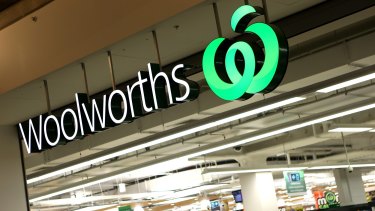 Woolworths a temporairement retiré des couteaux et des ciseaux de ses magasins à travers le pays. 