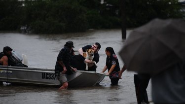 Des personnes et des animaux sont secourus alors que de graves inondations frappent Lismore dans le nord de la Nouvelle-Galles du Sud lundi.