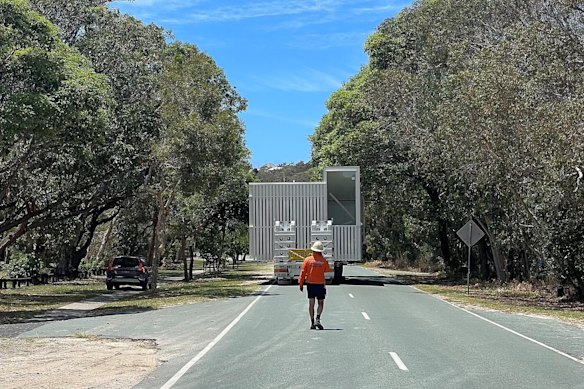 A prefabricated piece of the Blok Three Sisters house being transported to its Point Lookout location.