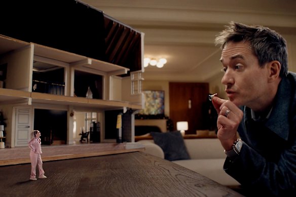 Elizabeth Banks as Lindy, Matthew Macfadyen as Les in The Miniature Wife. 