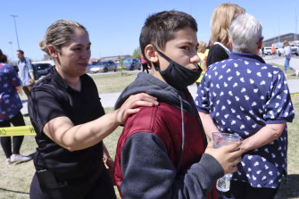 Adela Rodriguez avec son fils, Yandel Rodriguez, 12 ans, après avoir été évacués à la suite d'une fusillade à l'école intermédiaire de Rigby, à proximité, jeudi.