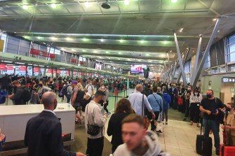 Files d'attente sinueuses au Terminal 3.