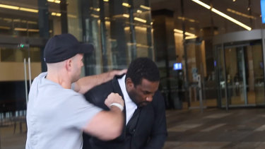Images d'une vidéo d'une attaque présumée contre un agent de sécurité dans le bâtiment Channel Nine à Melbourne.
