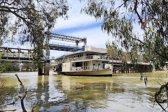 The paddle steamer Australian Star passing under a bridge at Swan Hill on its 19-day voyage from Mildura to its current mooring near Echuca.