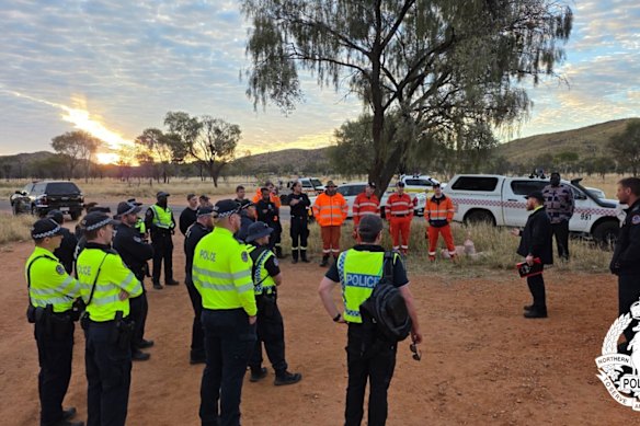 NT Police and emergency services gather in the search for Gach Top in desert, west of Alice Springs.