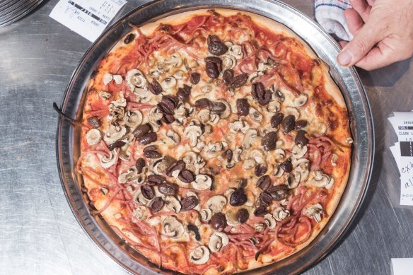 La famosa pizza Capriccioa en Papa Gino.