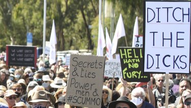 Signes dans la foule à la justice du 4 mars au Parlement de Canberra le 15 mars.