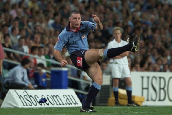 Matt Burke nailing another penalty goal for the Waratahs in 2002.
