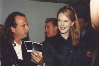 Photographer Robert Rosen shows Nicole Kidman the Polaroids he has taken of her (Sydney, 1996).