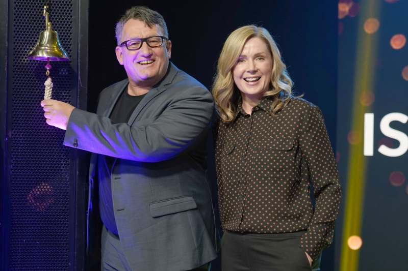 Glenn King and former chief customer officer Lisa Dowie ring the bell for PEXA’s ASX debut in July 2021.