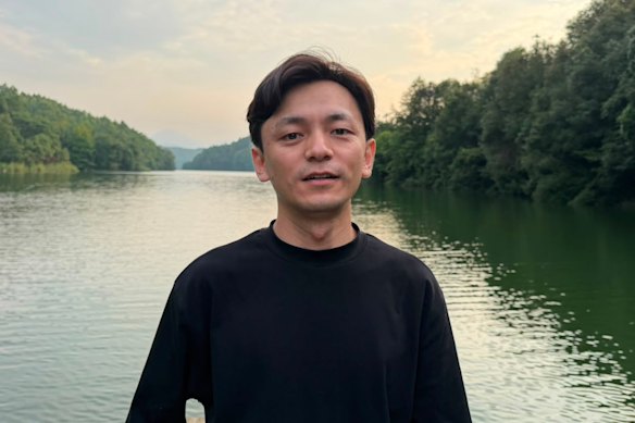 Li Zhiying grew up in poverty&nbsp;in Hunan province in central China and later returned to his hometown to open a guesthouse.