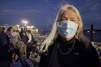 Les visiteurs font la queue pour prendre le ferry pour rentrer à Thompson Bay après avoir été informés par les autorités de quitter l'île Rottnest.