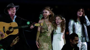 Vanessa Amorosi (à droite) sur la scène des Jeux Olympiques de Sydney aux côtés de Slim Dusty, Kylie Minogue et Nikki Webster