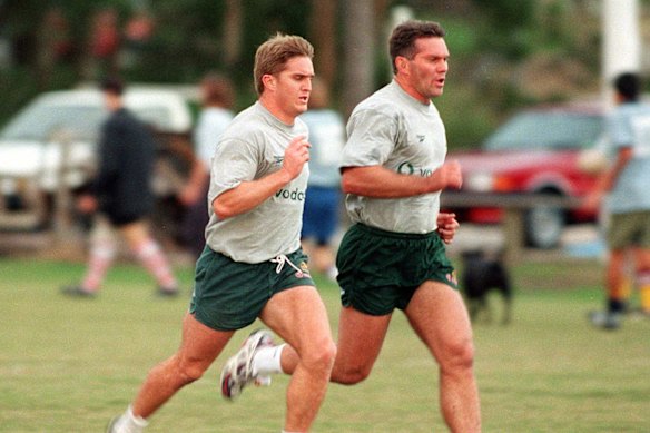 Tim Horan and Tiaan Strauss training with the Wallabies in 1999