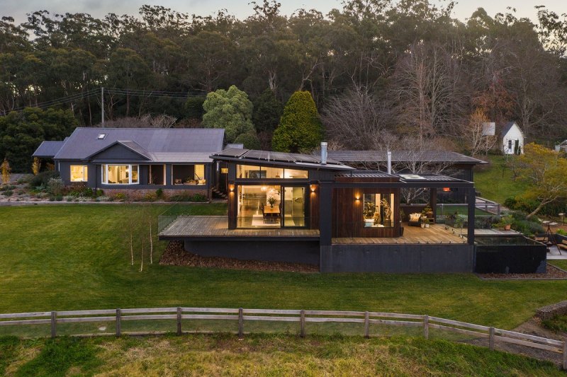 Elouera is set on on 2.33 hectares overlooking Bowral in the Southern Highlands.