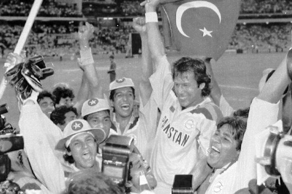 Imran Khan waves the Pakistan flag after winning the World Cup at the MCG in 1992.