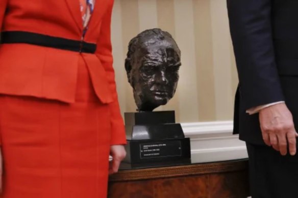 Winston Churchill Bant fue devuelto a su Oficina Oval por el presidente de los Estados Unidos, Donald Trump.