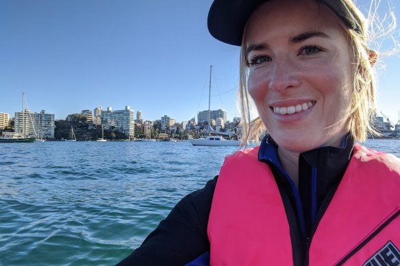 O'Neill practica kayak cerca de Rushcutters Bay.