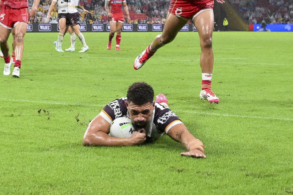 Gehamat Shibasaki scores for the Brisbane Broncos against the Dolphins.