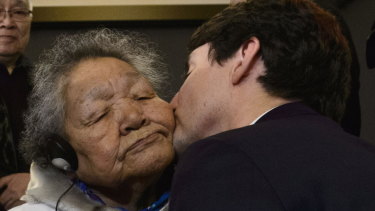 Trudeau kisses Inuit elder Alacie Joamie after delivering an official apology.