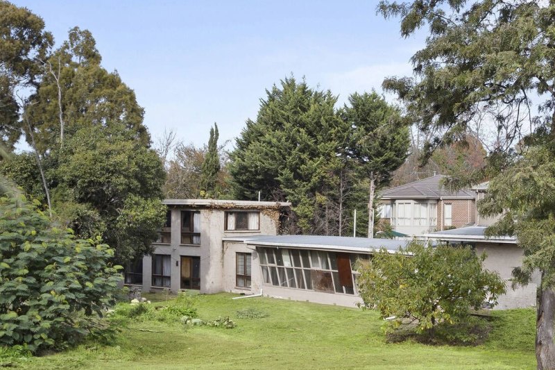 Robin Boyd’s former home in Camberwell sold at auction for $2.06 million.