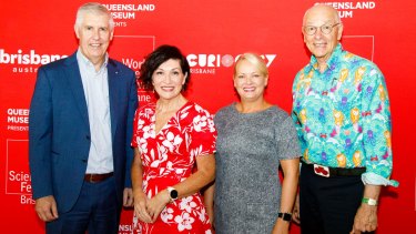 De gauche à droite: le directeur général du Queensland Museum, le Dr Jim Thompson, le ministre des Arts Leeanne Enoch, le maire adjoint de Brisbane, Cr Krista Adams et le Dr Karl Kruszelnicki, lors du lancement du World Science Festival Brisbane 2021.