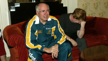 L'ancien premier ministre John Howard regarde les Wallabies de Londres lors de la Coupe du monde de rugby 2003. 