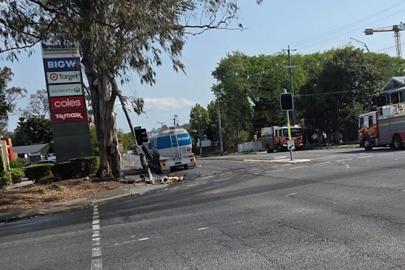 A diesel tanker struck a pole at a Mitchelton intersection, spilling its load onto the road.