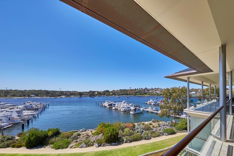 This North Fremantle penthouse commands an incredible river panorama, in the prestigious “The Moorings” residences.