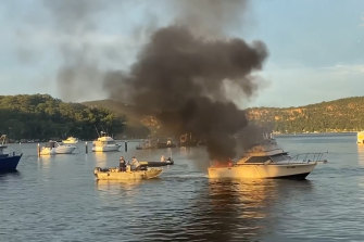 De nouvelles images montrent l'incendie d'un bateau à Hawkesbury.
