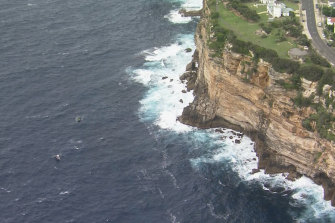 Les plongeurs de la police NSW sont à Dover Heights pour inspecter les conditions océaniques.