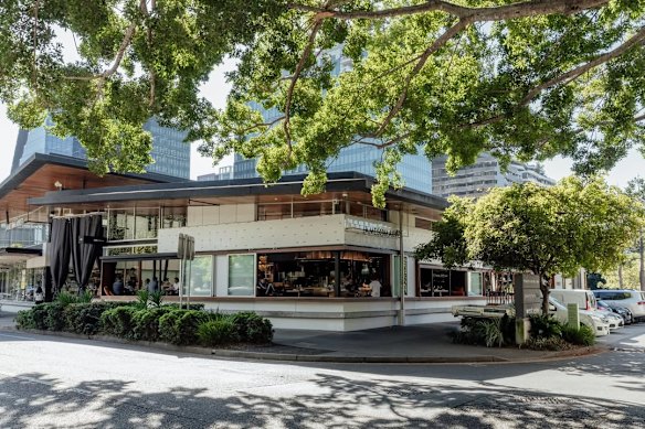 A man has sustained a head injury during an altercation at Cru Bar on James Street in Fortitude Valley.