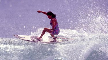 Pauline Menczer dans Girls Can't Surf. 