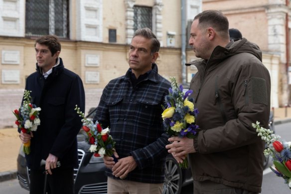 News Corp chairman Lachlan Murdoch (centre) in Kyiv alongside injured Fox News journalist Ben Hall (left).